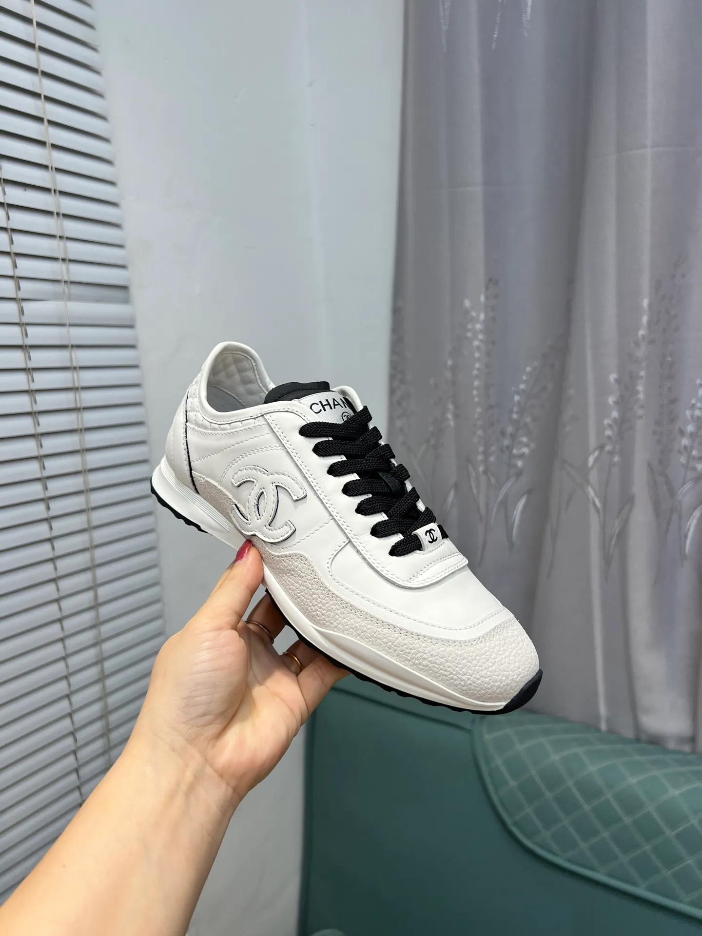 Men's men's shoes 💰620 Exclusive real shot (top version) CHANEL Chanel 2025ss color matching thick-soled casual sports shoes and sneakers. The counter is synchronized. The counter is very popular. A shoe that is very difficult to buy. The most popular thick-soled panda shoes on the Internet. It can be imagined that Xiaoxiang control can't miss it. It has both good looks and comfort. Simple and versatile white shoes. The thick sole increases the height and is super versatile. Close your eyes and wear it. Whoever wears it will look better. Upper: calfskin Lining: imported sheepskin lining Outsole: TPU original outsole Size: 35-44 (customized for women 41 and 40, and 45 for men)